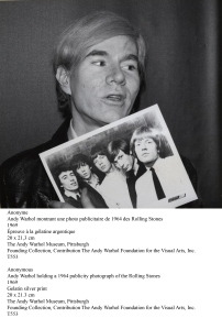 Andy Warhol montrant une photo publicitaire de 1964 des Rolling Stones